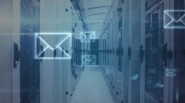 Dijital zarfların animasyonu elektronik posta simgeleri, veri işleme ve bilgisayar sunucu ağı üzerinden yüzey üzerinde ışık izlerinin yanıp söndüğü bir sunucu odasında dijital bilgi akışı. 