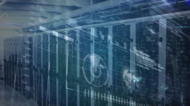 Bilgi işleme ve dijital bilginin animasyonu bir sunucu odasındaki bilgisayar sunucu ağında yüzey üzerinde ışık izleri parlayarak akıyor..