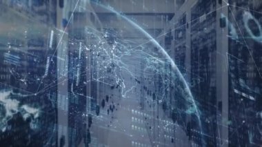 Bilgi işleme ve dijital bilginin animasyonu bir sunucu odasındaki bilgisayar sunucu ağında yüzey üzerinde ışık izleri parlayarak akıyor..