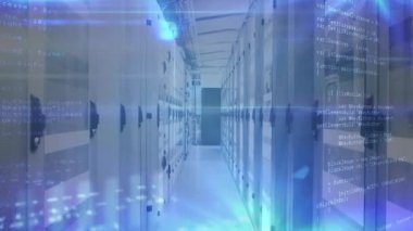Bilgi işleme ve dijital bilginin animasyonu bir sunucu odasındaki bilgisayar sunucu ağında yüzey üzerinde ışık izleri parlayarak akıyor.. 