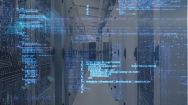 Bilgi işleme ve dijital bilginin animasyonu bir sunucu odasındaki bilgisayar sunucu ağında yüzey üzerinde ışık izleri parlayarak akıyor..