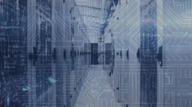 Bilgisayar devre kartının animasyonu, veri işleme ve dijital bilginin bir sunucu odasındaki bilgisayar sunucu ağında yüzey üzerinde ışık izlerinin yanıp söndüğü bir ağ üzerinden akışı. 