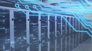 Bilgisayar devre kartının animasyonu, veri işleme ve dijital bilginin bir sunucu odasındaki bilgisayar sunucu ağında yüzey üzerinde ışık izlerinin yanıp söndüğü bir ağ üzerinden akışı.