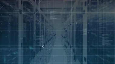 Bilgi işleme ve dijital bilginin animasyonu bir sunucu odasındaki bilgisayar sunucu ağında yüzey üzerinde ışık izleri parlayarak akıyor.. 