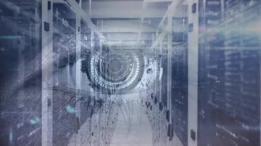 Dijital insan gözü animasyonu, veri işleme ve dijital bilginin bir sunucu odasındaki bilgisayar sunucu ağında yüzey üzerinde ışık izleri yanıp sönen bir ağ üzerinden akışı.