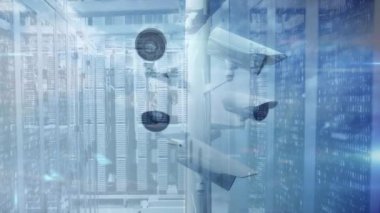 Kapalı devre kameralarının animasyonu, veri işleme ve bilgisayar sunucu ağı üzerinden yüzey üzerinde ışık izleri parlayan bir sunucu odasındaki dijital bilgi akışı.