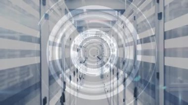 Bilgi işleme ve dijital bilginin animasyonu bir sunucu odasındaki bilgisayar sunucu ağında yüzey üzerinde ışık izleri parlayarak akıyor.. 