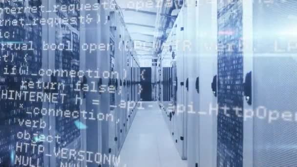 Animation du traitement des données et de l'information numérique circulant à travers le réseau de serveurs informatiques dans une salle de serveurs avec des pistes lumineuses clignotantes à la surface .