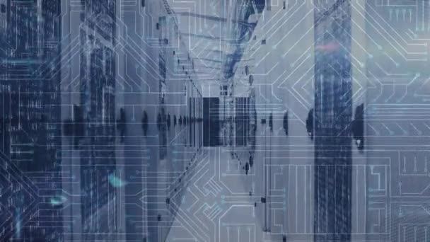 Animation de circuits imprimés, de traitement de données et d'informations numériques circulant à travers un réseau de serveurs informatiques dans une salle de serveurs avec des pistes lumineuses clignotantes à la surface . 