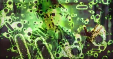 Yeşil Covid-19 koronavirüs hücrelerinin koruyucu maske takmış bir kadının üzerine yayılması ve arka planda akıllı telefonunu yavaş çekimde kullanması..