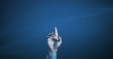 Parlak mavi arkaplanda dönen bağlantı ağıyla birlikte siyah harflerle yazılmış 5G yazılı dijital ekrana dokunan bir kişinin canlandırması. 4k