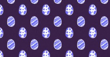 Beyaz ve mor renkli paskalya yumurtalarının, koyu mor arka planda kusursuz bir döngüde hareket etmelerinin animasyonu. 4k