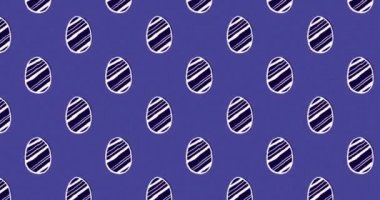 Beyaz ve mor renkli paskalya yumurtalarının mor arka planda kusursuz bir döngüde hareket etmelerinin animasyonu. 4k