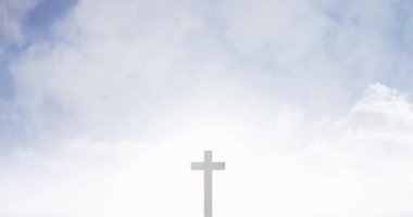 Arka planda gökyüzüne karşı hızla hareket eden Hristiyan haç siluetinin canlandırması. Paskalya dini kavramı dijital olarak oluşturuldu. 4k