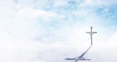 Arka planda gökyüzüne karşı hızla hareket eden Hristiyan haç siluetinin canlandırması. Paskalya dini kavramı dijital olarak oluşturuldu. 4k