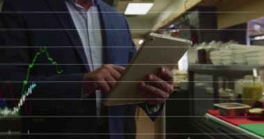 Borsa numaraları ve grafikleri olan dijital tablet kullanan bir işadamının canlandırılması, borsada fiyatların yükselmesi ve düşmesi. 4k