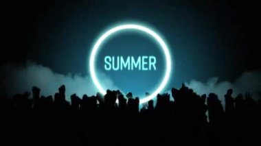 Klasik video oyunu ekranının animasyonu. Parlak mavi harflerle yazılmış Summer kelimesi. Beyaz, parlak bir daireyle..