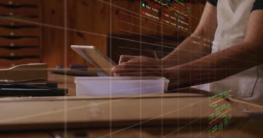 Borsa numaraları ve grafikleri olan dijital tablet kullanan bir işadamı ve iş kadınının canlandırılması, borsada fiyatların yükselmesi ve düşmesi. 4k