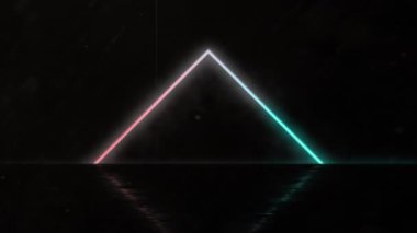 Siyah arkaplan üzerinde pürüzsüz döngü içinde tekrarlanan üçgen geometrik neon parlayan gradyan renk şekillerinin animasyonu. 