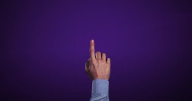 Siyah harflerle yazılmış 5G yazılı dijital ekrana dokunan bir kişinin canlandırması. Parlak mor arkaplan üzerinde dönen bağlantılar ağı.. 