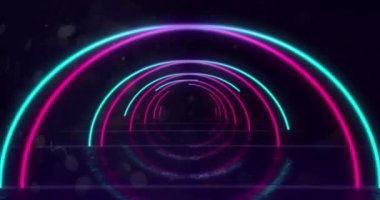 Siyah arkaplanda tekrarlanan hipnotik hareketle kameraya doğru hareket eden parlak neon turkuaz ve pembe kemerli çizgilerin animasyonu. 