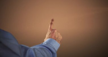 Siyah harflerle yazılmış 5G yazılı dijital ekrana dokunan kişinin canlandırması. Parlak sarı arkaplan üzerinde dönen bağlantılar ağı..