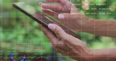 Borsa numaraları ve grafikleri olan dijital tablet kullanan bir kadının el animasyonu, borsada fiyatların yükselmesi ve düşmesi. 4k