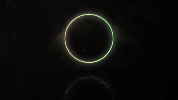 円のアニメーション幾何学的なネオン輝くグラデーションの色の形は 黒の背景にシームレスなループで繰り返し移動します — ストック動画
