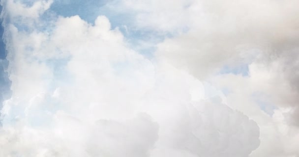 기독교 십자가의 실루엣 애니메이션은 하늘을 배경으로 움직이는 구름으로 형성되었다 이스터 — 비디오