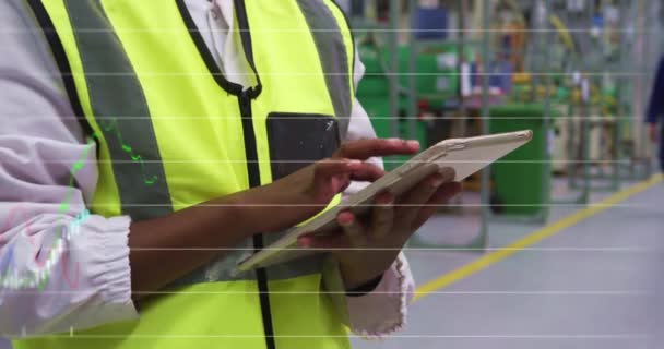 기술자와 실업가가 디지털 태블릿을 사용하여 시장의 수치와 그래프를 애니메이션으로 주가는 — 비디오