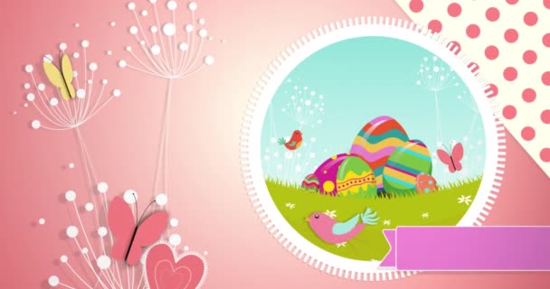 Animáció a szavak Boldog Húsvétot írt fehér betűkkel lila banner szívvel, mintás festett húsvéti tojás és pillangó tavasszal vidéken rózsaszín háttérrel. 4k