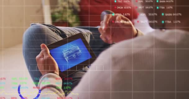 Borsa Numaraları Grafikleri Olan Dijital Tablet Kullanan Bir Adamının Animasyonu — Stok video
