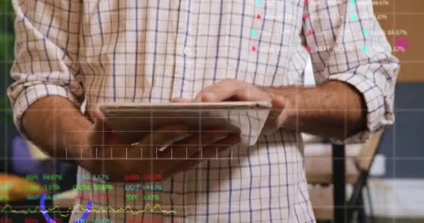 Animation d'un homme d'affaires utilisant une tablette numérique avec affichage boursier avec des numéros de marché boursier et des graphiques, prix montant et descendant à la bourse. 4k 
