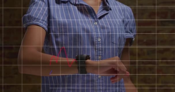 Animation d'une femme d'affaires et un homme d'affaires en utilisant smartwatch et tablette numérique avec affichage boursier avec des numéros de marché boursier et des graphiques, prix monter et descendre à la bourse. 4k 