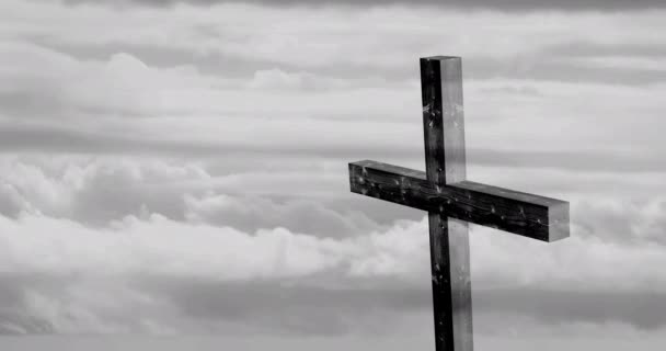 黒と白を背景に空を背景に動きの速い雲の上をキリスト教のクロスのシルエットのアニメーション イースター宗教の信仰の概念は デジタル画像を生成します — ストック動画