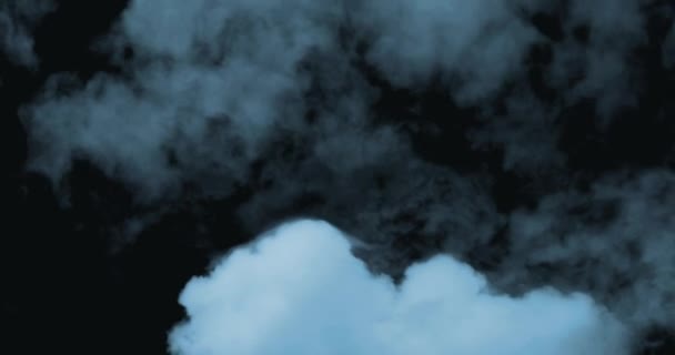 Animacja Puszystych Burzliwych Szarych Czarnych Chmur Latających Szybko Błękitnym Niebie — Wideo stockowe