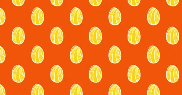 Animation mehrerer Reihen gemusterter gelber Ostereier, die sich in Formation in nahtloser Schleife auf orangefarbenem Hintergrund bewegen. Osterfest Tradition Konzept digital generierte Bild. 4k