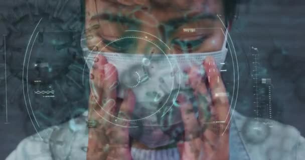 Covid Coronavirus细胞在城市街道上带着防护面具的妇女身上扩散和扫描的动画效果 — 图库视频影像
