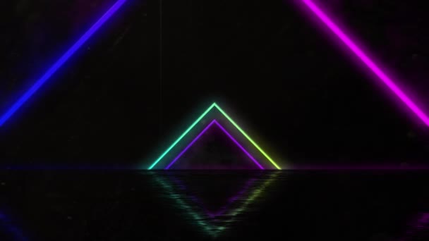 发亮的霓虹灯的动画 黄色和粉红色的三角形轮廓 带着浓烟和黑色背景的反光朝着相机移动 — 图库视频影像