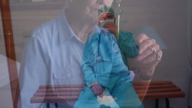 Yüzünü elinde saklayan yaşlı bir kadının animasyonu, Coronavirus Covid-19 hızla doktorun üzerine yayılıyor ve arka planda maskesini çıkarıyor..