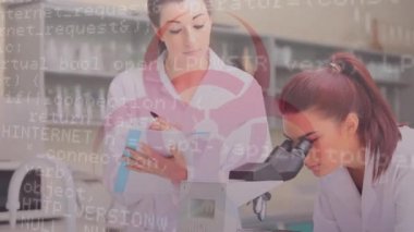Veri işlemenin animasyonu, sağlık tehlikesi işareti ve Coronavirus Covid-19 arka planda laboratuvarda mikroskopla çalışan kadın bilim adamları üzerinde yayılıyor.. 