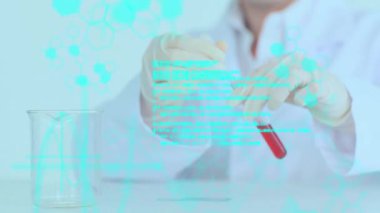 Veri işleme ve Coronavirus Covid-19 'un laboratuvarda çalışan ve arka planda koruyucu eldiven takan bilim adamı doktorlara yayılma animasyonu..