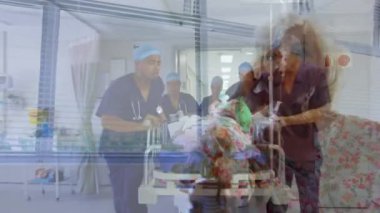 Yaşlı bir kadının koruyucu yüz maskesi takıp hastanede çalışması hastane koridorlarında hastane yatağıyla koşması ve Coronavirus Covid19 'un yayılması.. 