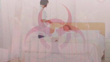 Kızıl sağlık tehlikesi işareti ve Coronavirus Covid-19 'un yatakta yatan bir kadının üzerine yayılması arka planda bir doktor tarafından muayene edilmesi..