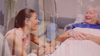 Veri işleme, istatistik kaydı, ikili kodlama, Coronavirus Covid-19 'un hastane yatağında yatan yaşlı bir hastaya yayılması, arka planda kızıyla konuşması..