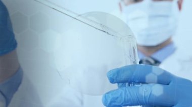 Küresel dönüşün animasyonu, kimyasal bileşiklerin yapısal formülleri, laboratuvarda çalışan erkek bilim adamına yayılan Coronavirus Covid-19 koruyucu yüz maskesi ve arka planda cerrahi eldiven takan pipetin kullanımı.. 
