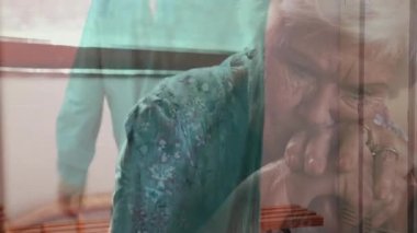 Yaşlı bir kadının canlandırması, Coronavirus Covid-19 hızla doktorun üzerine yayılıyor, maskesini çıkarıyor, arka plana atıyor..