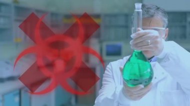 Kırmızı sağlık tehlikesi ve çapraz uyarı işareti, Coronavirus Covid-19 koruyucu eldiven ve gözlük takan erkek bilim adamının üzerine yayılıyor.. 