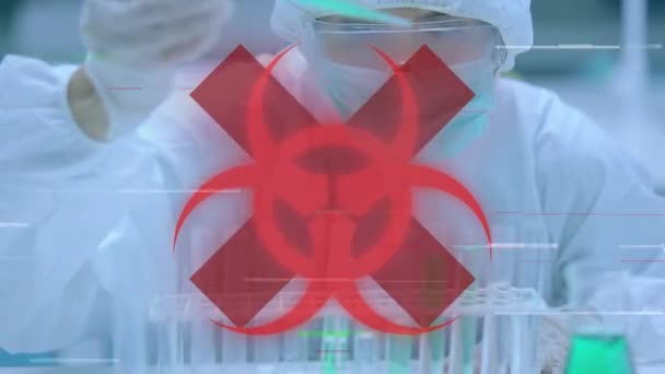 研究室で働く科学者の医師たちに向けて 背景に保護顔マスクと手術用手袋を着用したピペットを用いた赤い健康被害標識とクロスとコロナウイルスのアニメーションCovid — ストック動画