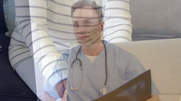 ラップトップを使用したシニア女性のアニメーション コロナウイルスCovid 19背景にX線スキャンを見て医師に広がって — ストック動画